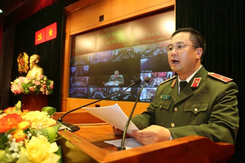 Thiếu tướng Phạm Công Nguyên trình bày báo cáo tổng quan về nhiệm vụ xây dựng, ban hành văn bản quy phạm pháp luật năm 2023, định hướng đến năm 2030 của Bộ Công an