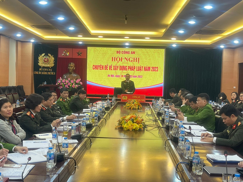 Đại tá Nguyễn Thành Long – Phó Giám đốc CATP Hà Nội tham luận từ điểm cầu CATP