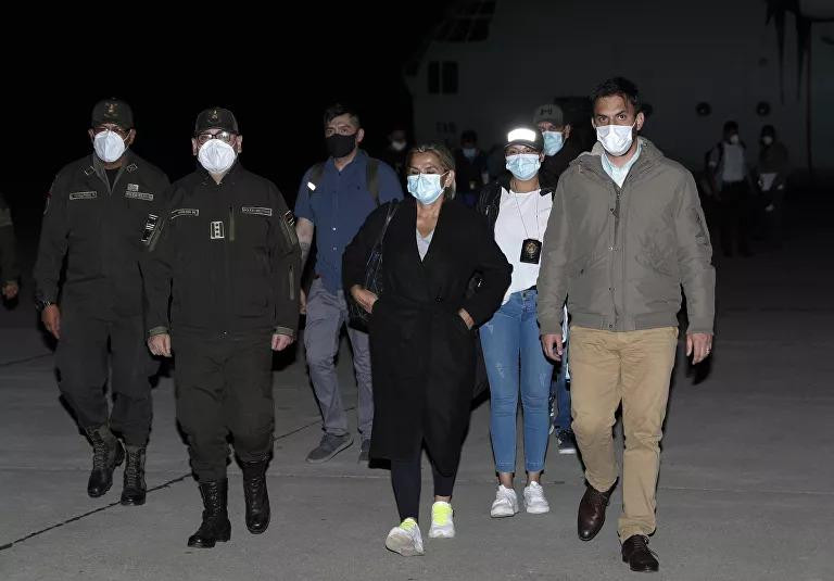 Bà Jeanine Anez được hộ tống đưa từ sân bay quân sự ở El Alto về Thủ đô La Paz