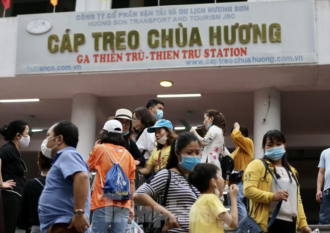 Khách vãn cảnh chùa Hương ngày đầu được nhắc nhở thực hiện nguyên tắc 5K để phòng đại dịch Khách vãn cảnh chùa Hương ngày đầu được nhắc nhở thực hiện nguyên tắc 5K để phòng đại dịch