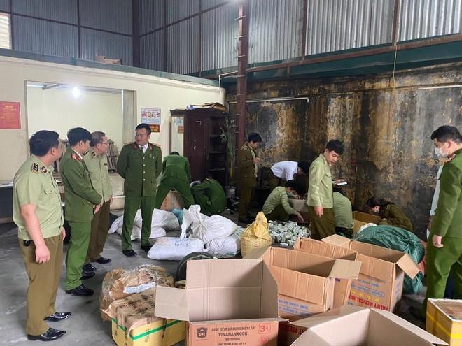 Tang vật thu giữ còn có gần 500 kg bột nguyên liệu, viên nén các loại đã bào chế sẵn không rõ nguồn gốc Tang vật thu giữ còn có gần 500 kg bột nguyên liệu, viên nén các loại đã bào chế sẵn không rõ nguồn gốc