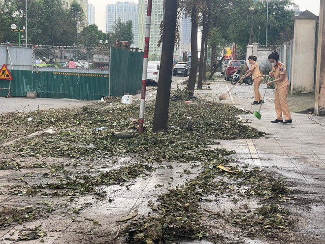 CAQ Hà Đông tham gia quét dọn các tuyến hè phố CAQ Hà Đông tham gia quét dọn các tuyến hè phố