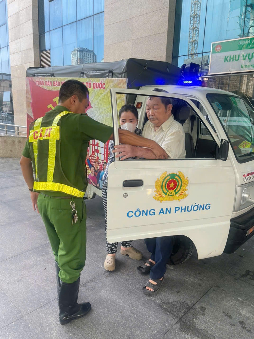 Ông Hưng được đưa vào bệnh viện kịp thời bằng xe của Công an phường Ông Hưng được đưa vào bệnh viện kịp thời bằng xe của Công an phường