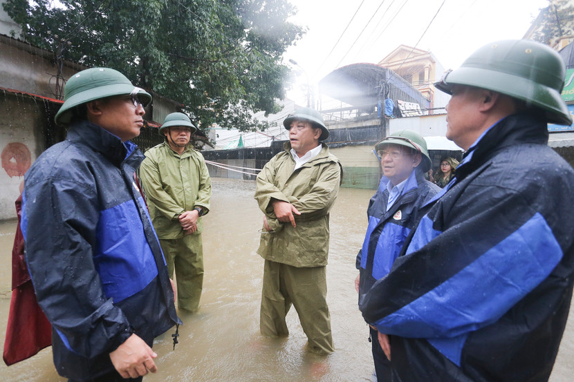 Trung tướng Nguyễn Hải Trung trao đổi với chính quyền địa phương về công tác hỗ trợ, giúp đỡ nhân dân di dời tài sản, vận động người dân di chuyển ra khỏi khu vực nguy hiểm