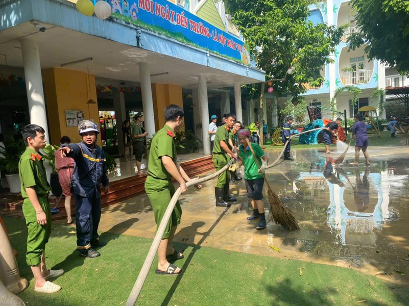 Công an quận Tây Hồ "vào trận" ngay khi nước sông Hồng rút Công an quận Tây Hồ "vào trận" ngay khi nước sông Hồng rút