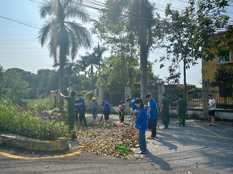 Các lực lượng của phường Yên Nghĩa tham gia tổng vệ sinh môi trường Các lực lượng của phường Yên Nghĩa tham gia tổng vệ sinh môi trường