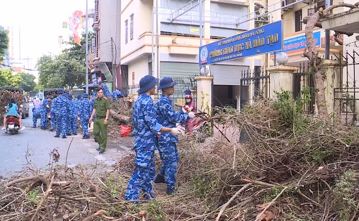 Các chiến sỹ Cảnh sát biển tham gia tổng vệ sinh môi trường sau bão lũ trên địa bàn phường Nguyễn Trãi. Các chiến sỹ Cảnh sát biển tham gia tổng vệ sinh môi trường sau bão lũ trên địa bàn phường Nguyễn Trãi.