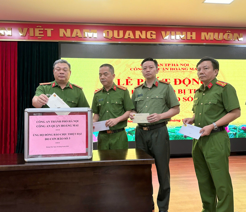 Chỉ huy CAQ và cán bộ, chiến sỹ ủng hộ đồng bào bị thiệt hại do cơn bão số 3