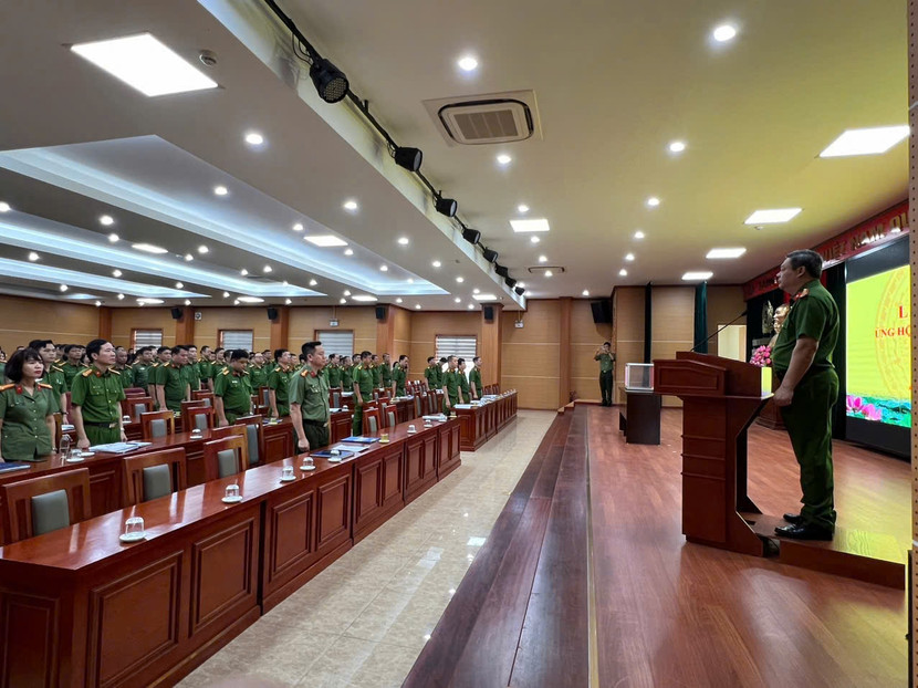 Đảng ủy – Ban Chỉ huy Công an quận Hoàng Mai và cán bộ, chiến sỹ mặc niệm tưởng nhớ các nạn nhân thiệt mạng; cán bộ, chiến sỹ hy sinh do bão lũ