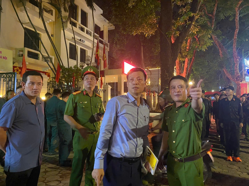 Thượng tá Phạm Hải Thắng - Trưởng CAQ Ba Đình đang thống nhất các phương án, nhiệm vụ cho các lực lượng tăng cường và tại chỗ Thượng tá Phạm Hải Thắng - Trưởng CAQ Ba Đình đang thống nhất các phương án, nhiệm vụ cho các lực lượng tăng cường và tại chỗ