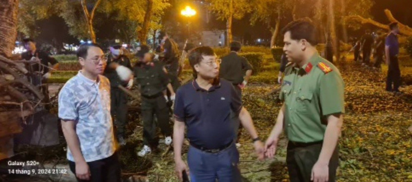 Đồng chí Nguyễn Văn Nam - Bí thư quận ủy Hai Bà Trưng trao đổi với Thượng tá Đồng Đức Vũ - Trưởng ban, Ban Thanh niên CAND tại khu vực hồ Thiền Quang Đồng chí Nguyễn Văn Nam - Bí thư quận ủy Hai Bà Trưng trao đổi với Thượng tá Đồng Đức Vũ - Trưởng ban, Ban Thanh niên CAND tại khu vực hồ Thiền Quang