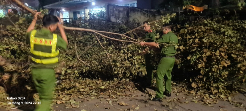 Ghi nhận của PV ANTĐ, trong đêm 14-9, nhiều địa bàn ở quận Hai Bà Trưng, lực lượng Công an cùng người dân chủ động, khẩn trương khắc phục hậu quả cơn bão số 3 Ghi nhận của PV ANTĐ, trong đêm 14-9, nhiều địa bàn ở quận Hai Bà Trưng, lực lượng Công an cùng người dân chủ động, khẩn trương khắc phục hậu quả cơn bão số 3