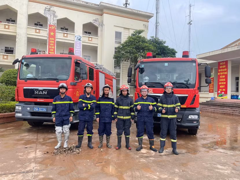 Sau mỗi khuôn viên được dọn dẹp sạch, cán bộ chiến sỹ lại củng cố đội hình