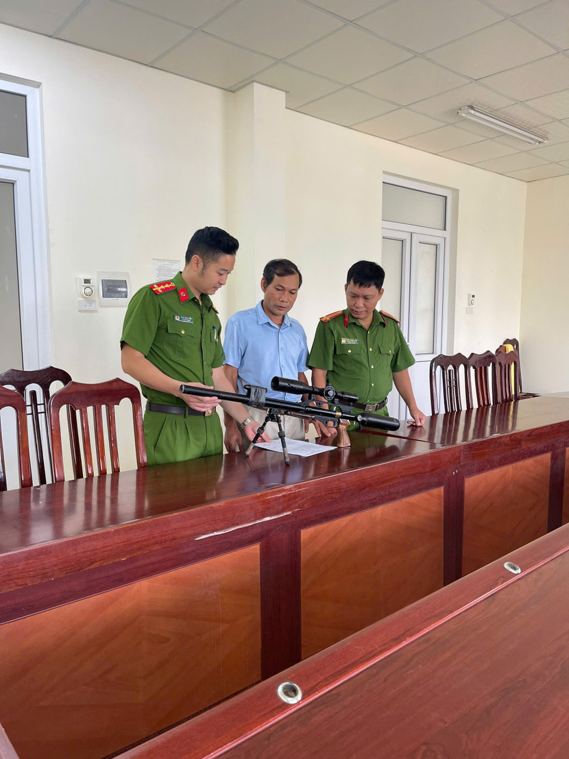 Nhiều loại vũ khí, công cụ hỗ trợ được cơ quan Công an tiếp nhận