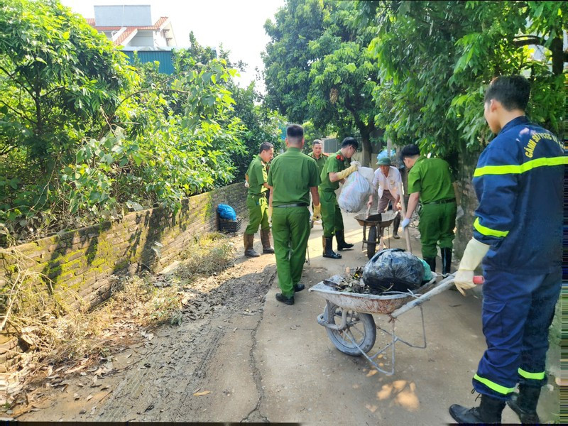 50 đoàn viên thanh niên CAQ Long Biên tăng cường về phường Cự Khối 50 đoàn viên thanh niên CAQ Long Biên tăng cường về phường Cự Khối