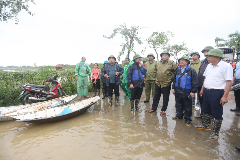 Trung tướng Nguyễn Hải Trung kiểm tra, động viên lực lượng phòng, chống bão lụt tại 2 xã Tráng Việt và Thanh Lâm