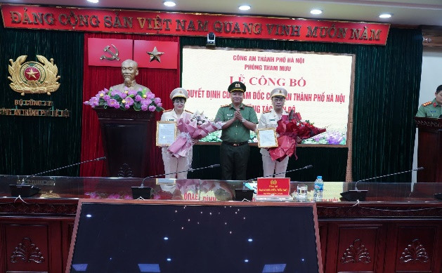 Đại tá Nguyễn Tiến Đạt, Trưởng Phòng Tham mưu, trao quyết định và chúc mừng 2 đồng chí chỉ huy đội Đại tá Nguyễn Tiến Đạt, Trưởng Phòng Tham mưu, trao quyết định và chúc mừng 2 đồng chí chỉ huy đội