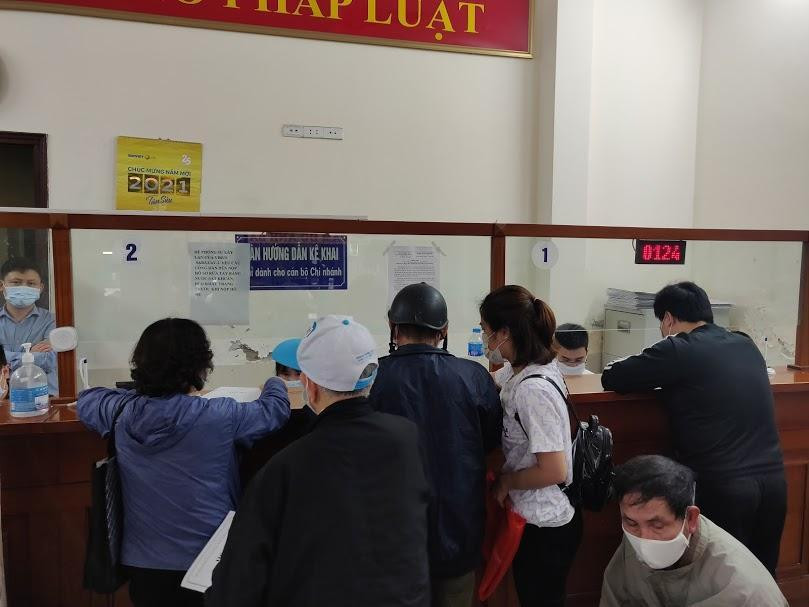 Những ngày gần đây, lượng người đến Văn phòng Đăng ký đất đai các quận huyện tăng mạnh