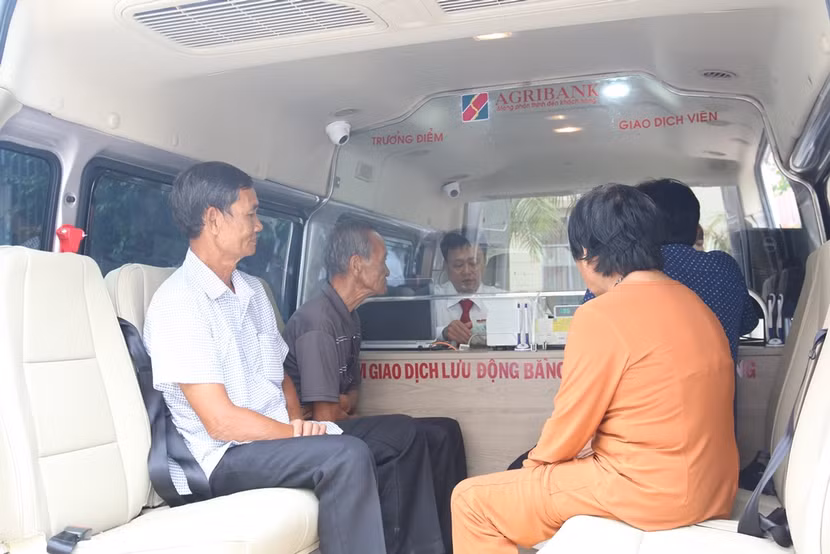 Mô hình Ngân hàng lưu động đã đưa đồng vốn đến gần hơn với người dân vùng sâu, vùng xa Mô hình Ngân hàng lưu động đã đưa đồng vốn đến gần hơn với người dân vùng sâu, vùng xa