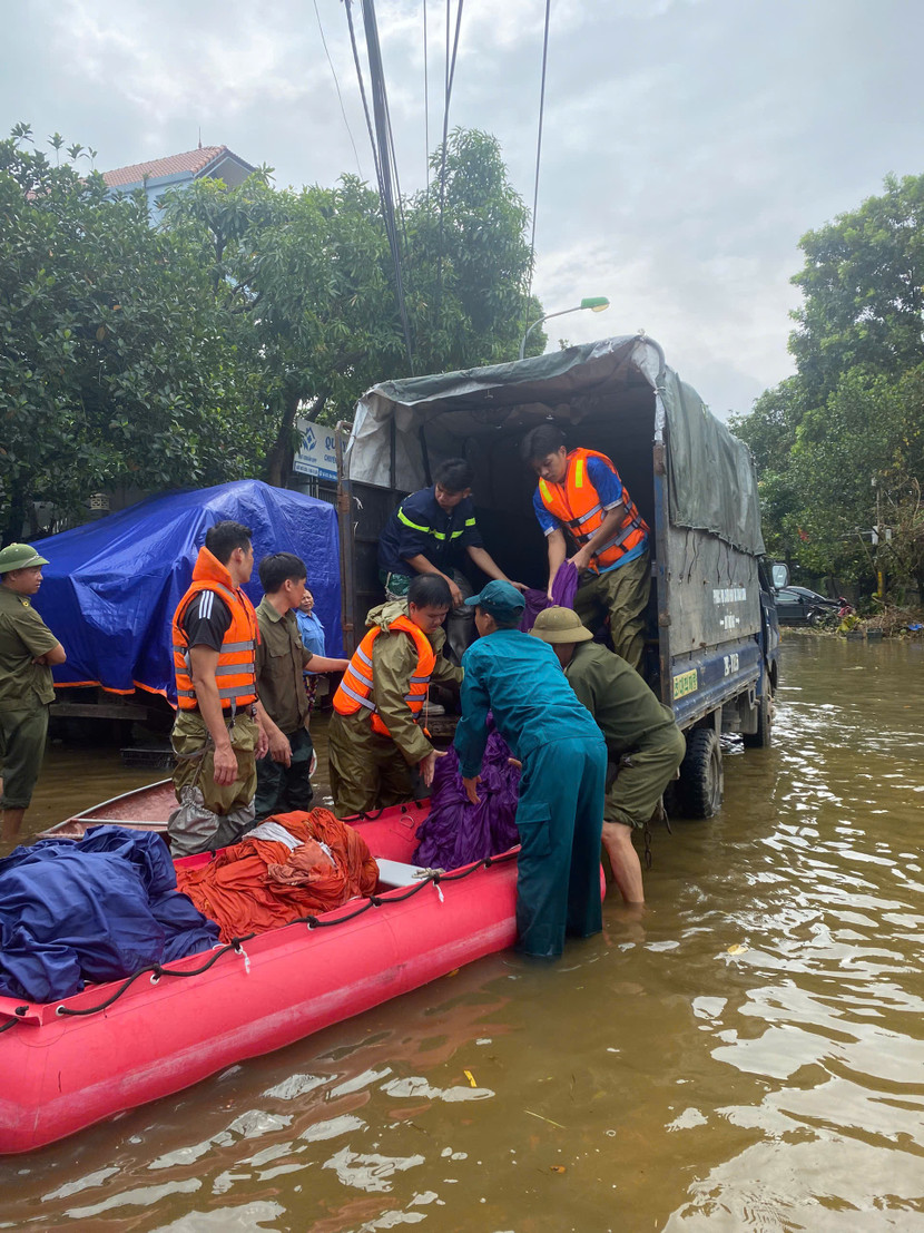 Lực lượng tham gia Bảo vệ ANTT ở cơ sở phối hợp với Công an Thủ đô triển khai nhiệm vụ ứng phó cơn bão số 3 Lực lượng tham gia Bảo vệ ANTT ở cơ sở phối hợp với Công an Thủ đô triển khai nhiệm vụ ứng phó cơn bão số 3