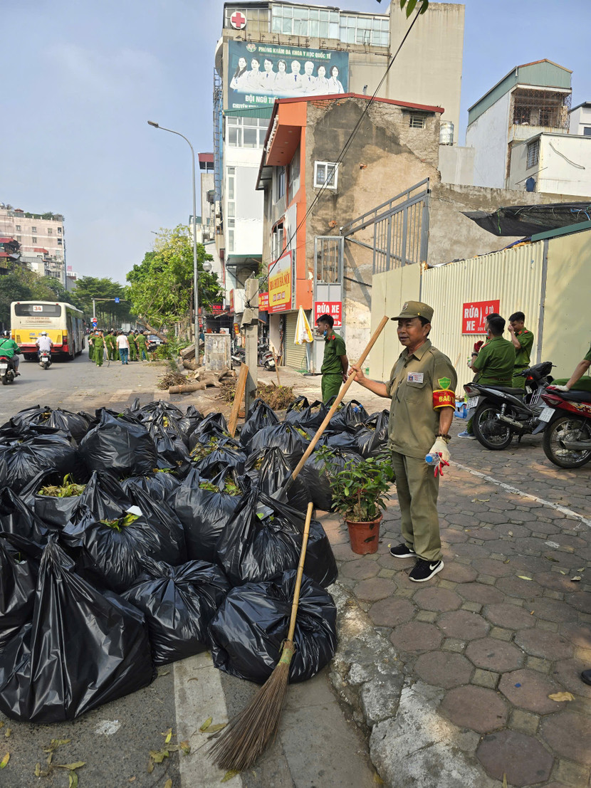 Lực lượng tham gia bảo vệ ANTT ở cơ sở phối hợp với CATP Hà Nội dọn dẹp môi trường sau bão số 3 Lực lượng tham gia bảo vệ ANTT ở cơ sở phối hợp với CATP Hà Nội dọn dẹp môi trường sau bão số 3