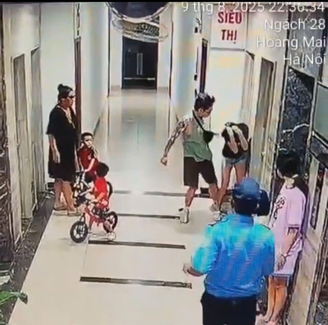 Hình ảnh người đàn ông hành hung phụ nữ tại chung cư Sky Central được camera ghi lại Hình ảnh người đàn ông hành hung phụ nữ tại chung cư Sky Central được camera ghi lại