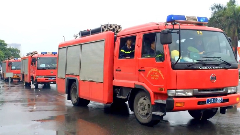 Xe chữa cháy đi làm nhiệm vụ được lắp đặt, sử dụng thiết bị phát tín hiệu của xe được quyền ưu tiên Xe chữa cháy đi làm nhiệm vụ được lắp đặt, sử dụng thiết bị phát tín hiệu của xe được quyền ưu tiên