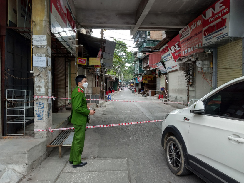 Lối vào khu nhà H1 Nguyễn Công Trứ được phong tỏa