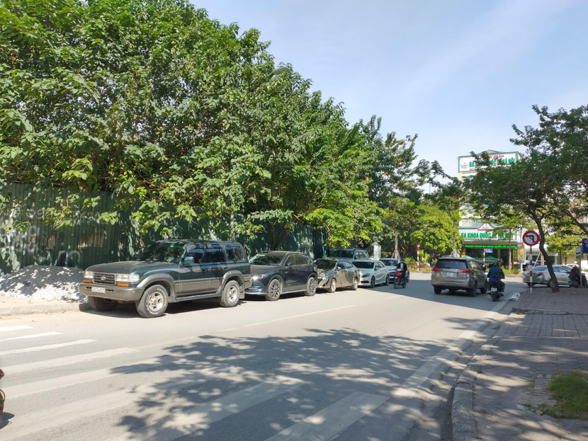 Khu vực này không thấy lắp biển báo điểm trông giữ, nhưng vẫn có nhiều ô tô đỗ