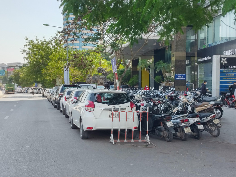 Hè và đường đều được trưng dụng để trông giữ xe