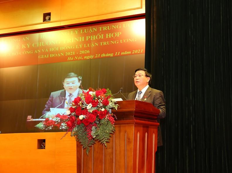 Chủ tịch Hội đồng Lý luận Trung ương Nguyễn Xuân Thắng phát biểu tại hội nghị