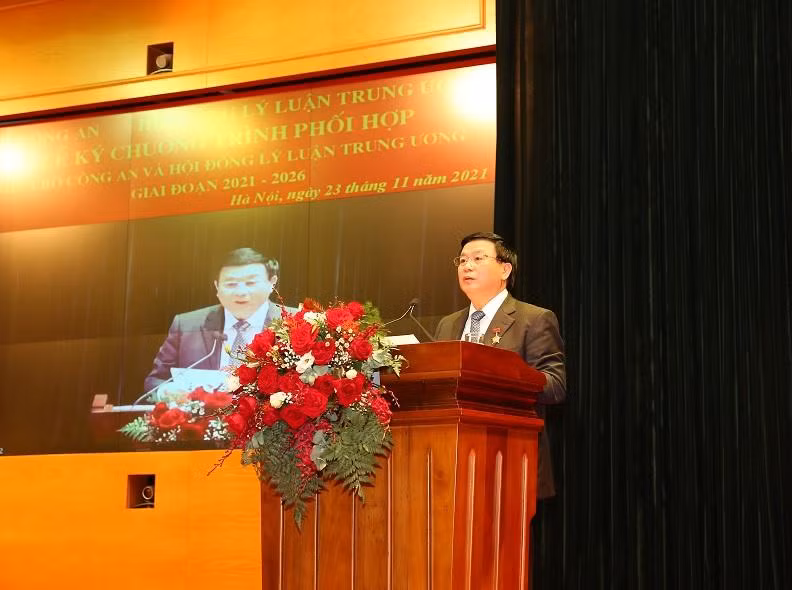 Chủ tịch Hội đồng Lý luận Trung ương Nguyễn Xuân Thắng phát biểu tại hội nghị