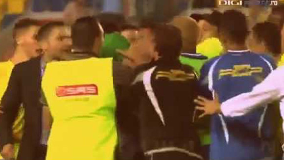 Thủ môn bị đuổi sau khi cắn cầu thủ đối phương ảnh 1