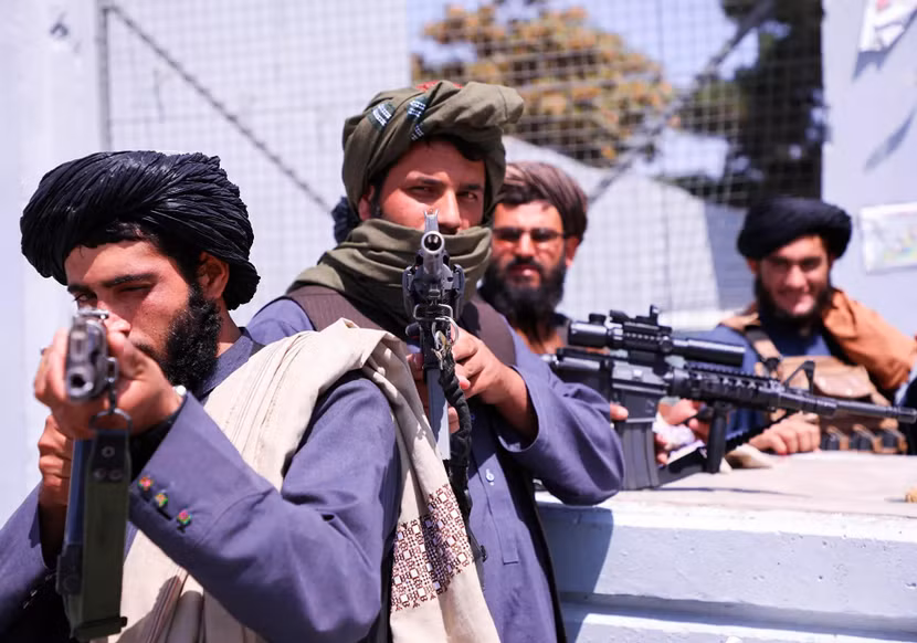 Lực lượng Taliban đứng gác trước sân bay quốc tế Hamid Karzai ở Kabul, Afghanistan