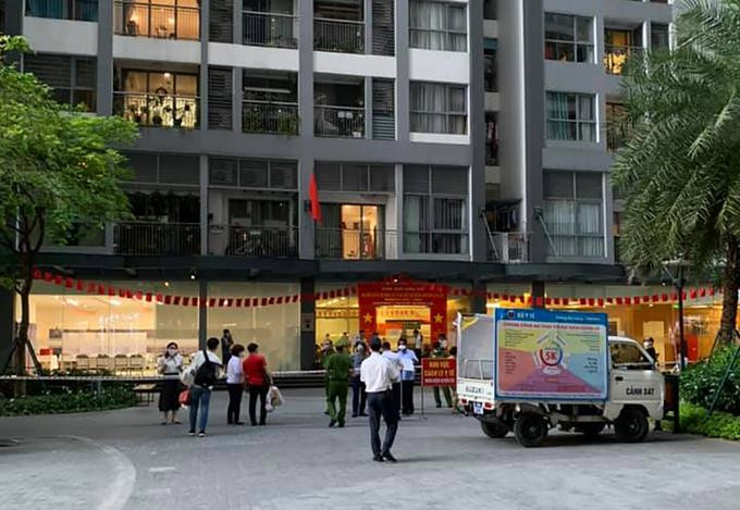 Lực lượng chức năng khoanh vùng cách ly tòa nhà Park 9, khu đô thị Times City chiều 22-5
