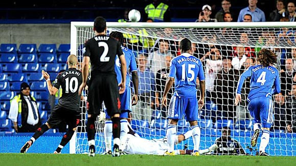 Bị phạt tiền vì đá hỏng... phạt đền ảnh 1