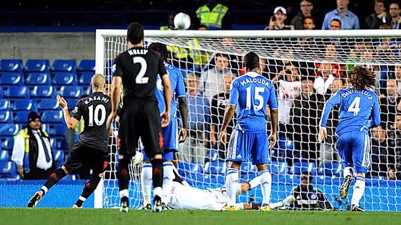 Bị phạt tiền vì đá hỏng... phạt đền ảnh 1