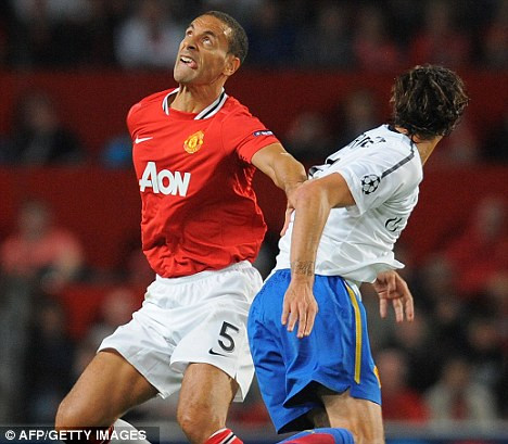 Rio Ferdinand bị "bỏ rơi" ảnh 1