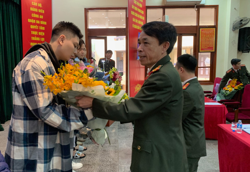 Thượng tá Võ Xuân Đương tặng hoa chúc mừng các tân binh