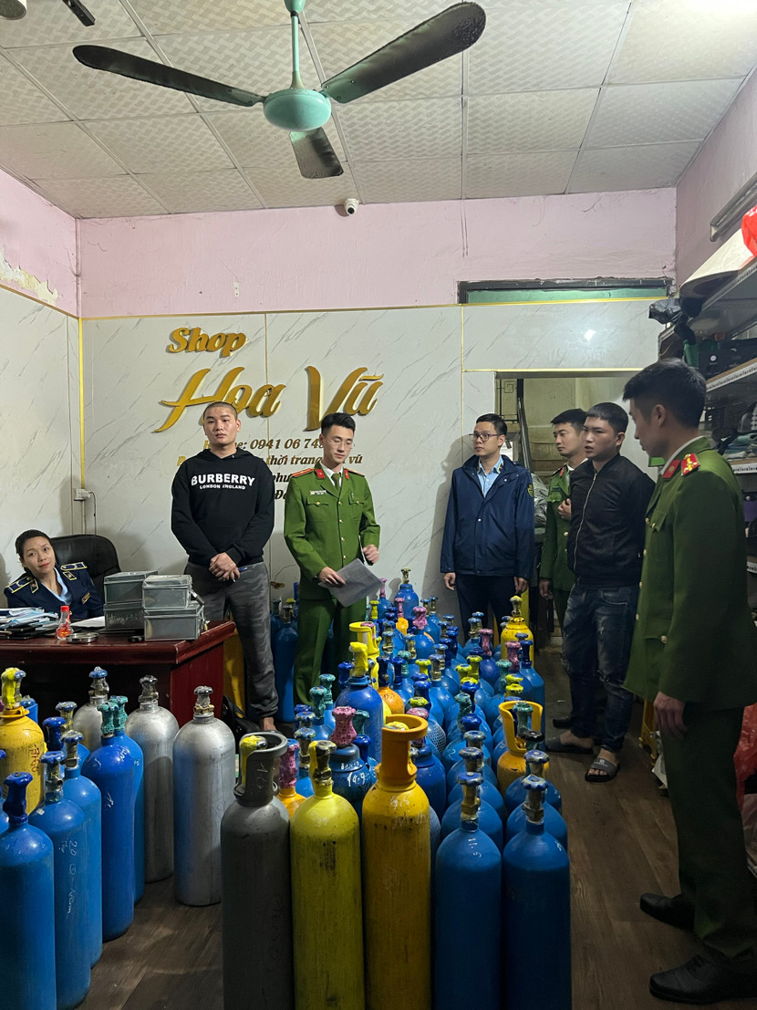 Lực lượng chức năng kiểm tra, phát hiện gần 200 bình "khí cười"