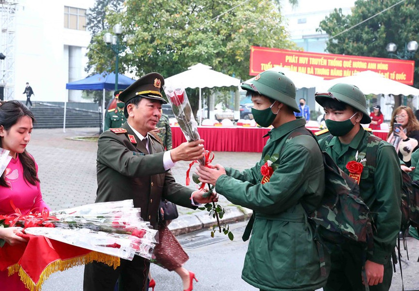Thượng tướng Trần Quốc Tỏ - Ủy viên Trung ương Đảng, Thứ trưởng Bộ Công an chúc mừng các tân binh tại quận Hai Bà Trưng