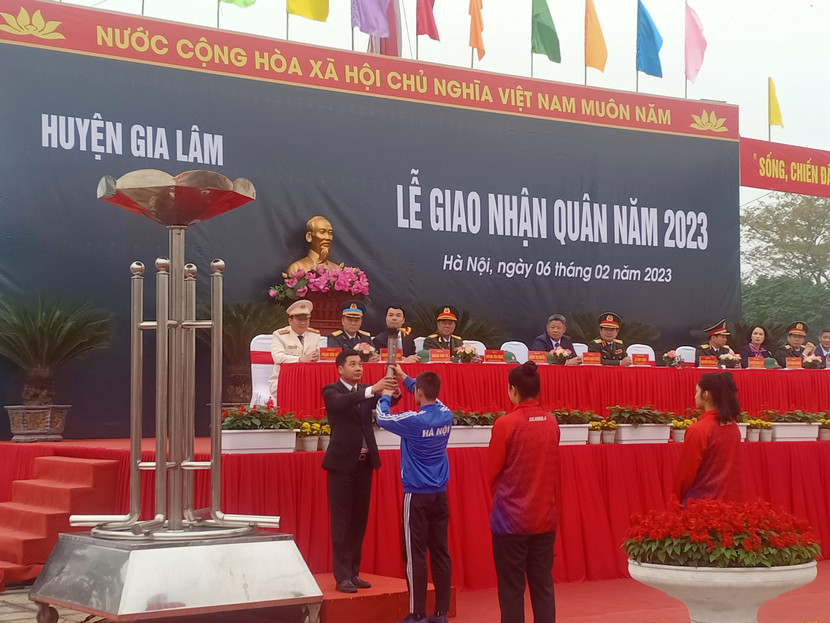 Lễ giao nhận quân tại huyện Gia Lâm vinh dự đón các đồng chí lãnh đạo Bộ Quốc phòng và TP. Hà Nội Lễ giao nhận quân tại huyện Gia Lâm vinh dự đón các đồng chí lãnh đạo Bộ Quốc phòng và TP. Hà Nội