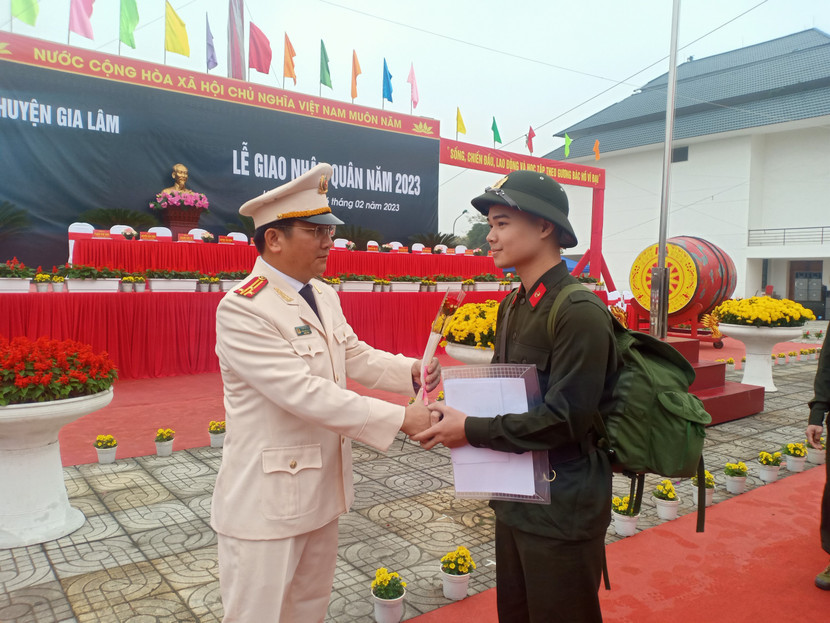 Thượng tá Phạm Văn Hậu chúc mừng tân binh tham gia thực hiện nghĩa vụ trong CAND Thượng tá Phạm Văn Hậu chúc mừng tân binh tham gia thực hiện nghĩa vụ trong CAND