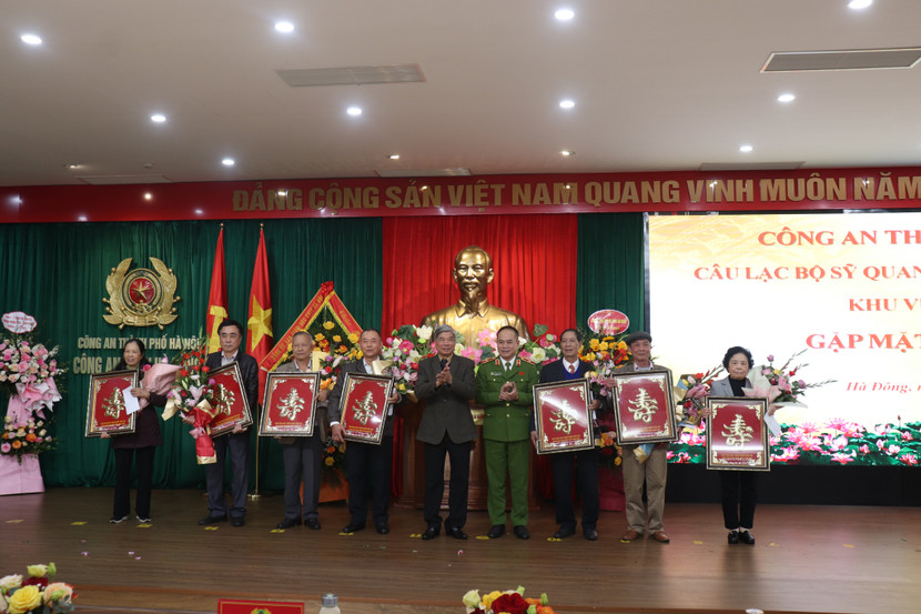 Thiếu tướng Nguyễn Thanh Tùng và Đại tá Hoàng Tiến Đỉnh – Chủ nhiệm Câu lạc bộ mừng thọ các hội viên