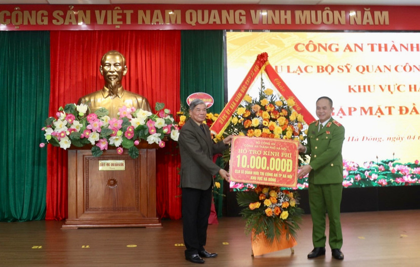 Thiếu tướng Nguyễn Thanh Tùng trao tặng kinh phí của CATP hỗ trợ hoạt động CLB sỹ quan hưu trí Công an Hà Nội - khu vực Hà Đông