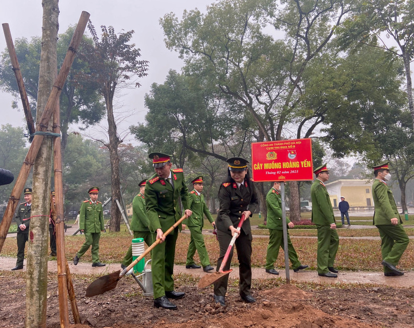 Chỉ huy CAQ Hai Bà Trưng cùng phòng chức năng CATP tham gia Tết trồng cây