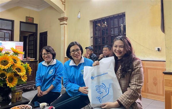 Lãnh đạo Hội LHPN huyện tặng quà nữ tân binh Dương Cẩm Tú Lãnh đạo Hội LHPN huyện tặng quà nữ tân binh Dương Cẩm Tú