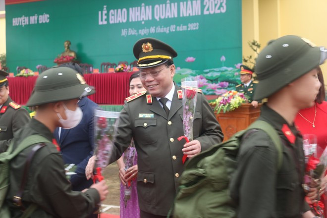 Trung tướng Nguyễn Hải Trung - Ủy viên Ban Thường vụ Thành ủy, Giám đốc CATP Hà Nội chúc mừng các tân binh huyện Mỹ Đức
