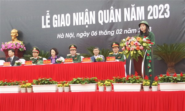 Chủ tịch UBND huyện Đặng Thị Huyền phát biểu động viên, giao nhiệm vụ cho các tân binh Chủ tịch UBND huyện Đặng Thị Huyền phát biểu động viên, giao nhiệm vụ cho các tân binh