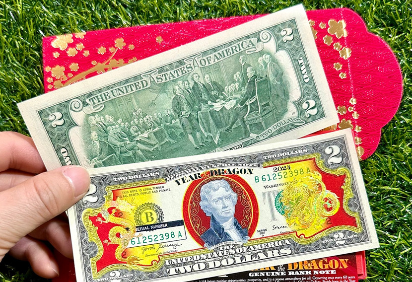 Tờ 2 USD in hình hai con rồng mạ vàng được rao bán trên mạng Tờ 2 USD in hình hai con rồng mạ vàng được rao bán trên mạng